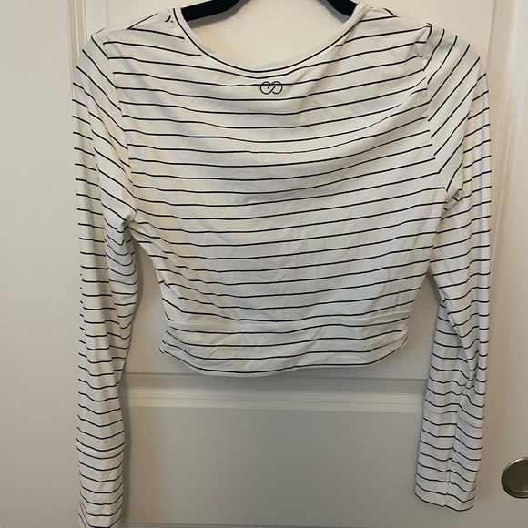 Keyhole Crop Rashgaurd - Picture 3 of 4